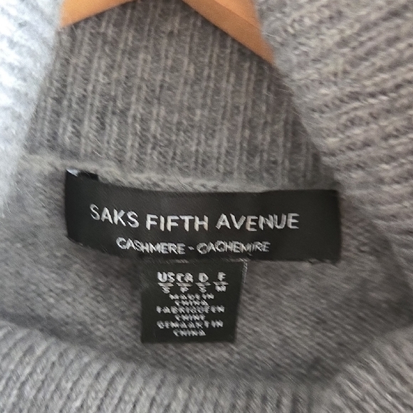 Saks Fifth Avenue Gray 100% Cashmere Ribbed Knit Sweater, Size Small - Picture 2 of 6